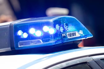 Polizeiwagen mit Blaulicht (Symbolbild): Drei Spielhallenbetreiber müssen sich vor Gericht verantworten.