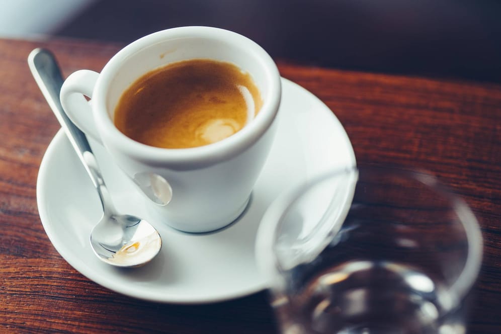 Eine Tasse Espresso: Der Kaffee soll Symptome der Dyskinesie lindern.