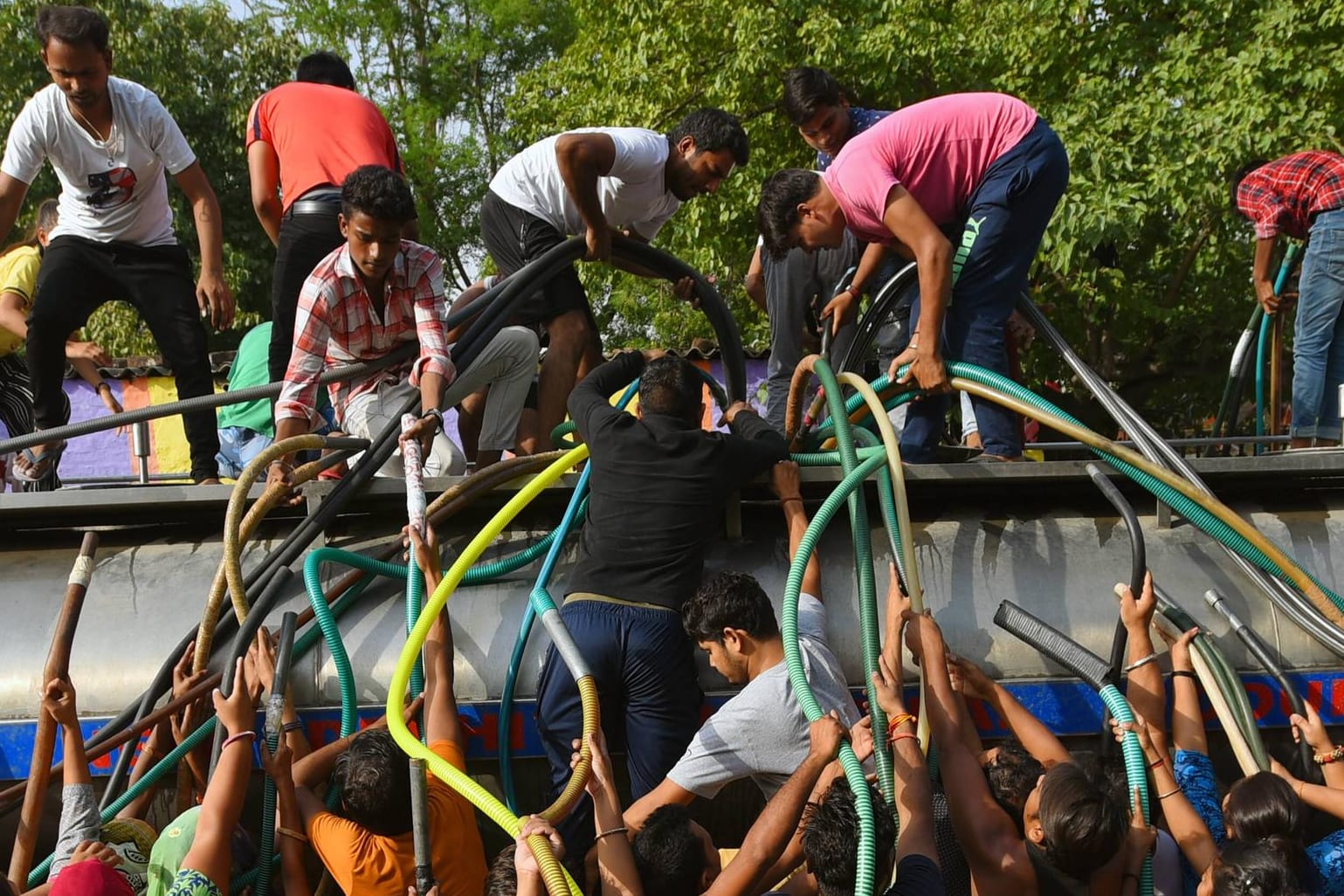 Ein Wassertanker in Indiens Hauptstadt Neu Delhi: Durch eine enorme Hitzewelle wird das Wasser knapp. Es kam wiederholt zu gewalttätigen, teils tödlichen Auseinandersetzungen.