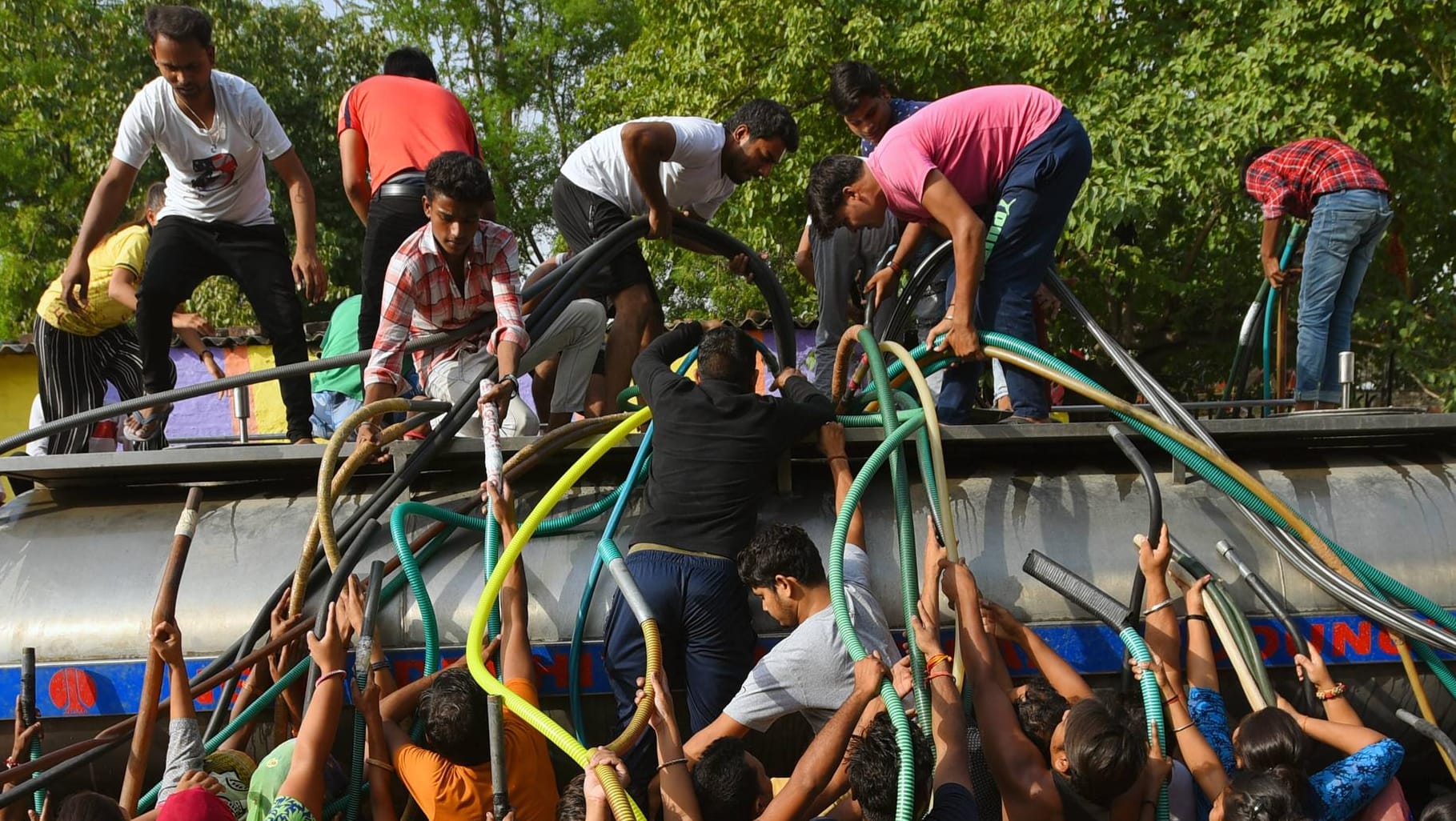 Ein Wassertanker in Indiens Hauptstadt Neu Delhi: Durch eine enorme Hitzewelle wird das Wasser knapp. Es kam wiederholt zu gewalttätigen, teils tödlichen Auseinandersetzungen.