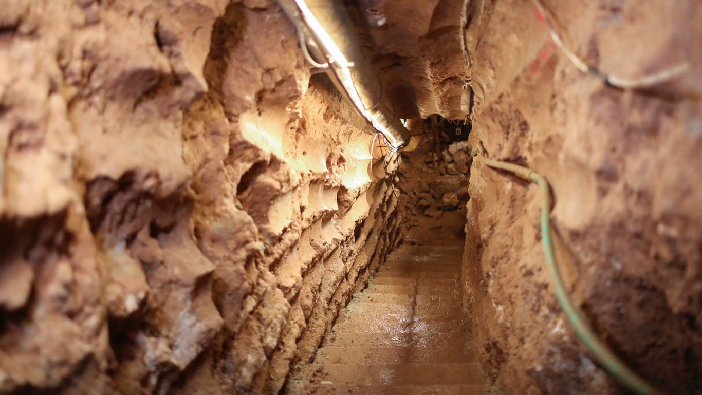 Israel, Zar'it: Blick in einen von der libanesischen Schiitenmiliz Hisbollah gegrabenen Tunnel, der von den israelischen Streitkräften im Norden von Israel nahe an der libanesischen Grenze entdeckt wurde.