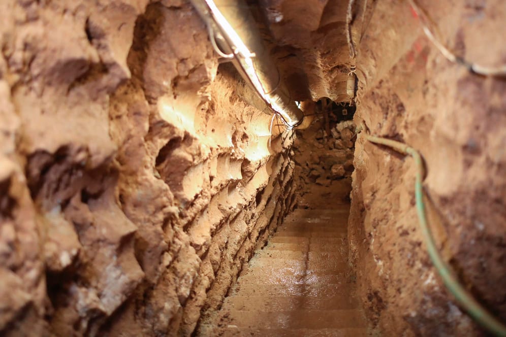 Israel, Zar'it: Blick in einen von der libanesischen Schiitenmiliz Hisbollah gegrabenen Tunnel, der von den israelischen Streitkräften im Norden von Israel nahe an der libanesischen Grenze entdeckt wurde.