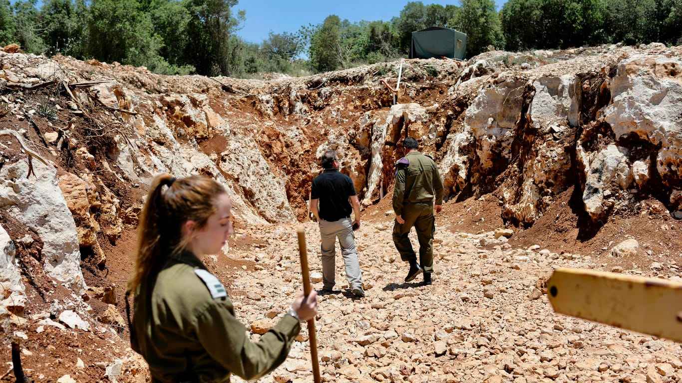 Israel, Zar'it: Israelische Soldaten inspizieren den Ort, an dem ein von der libanesischen Schiitenmiliz Hisbollah gegrabener Tunnel gefunden wurde.