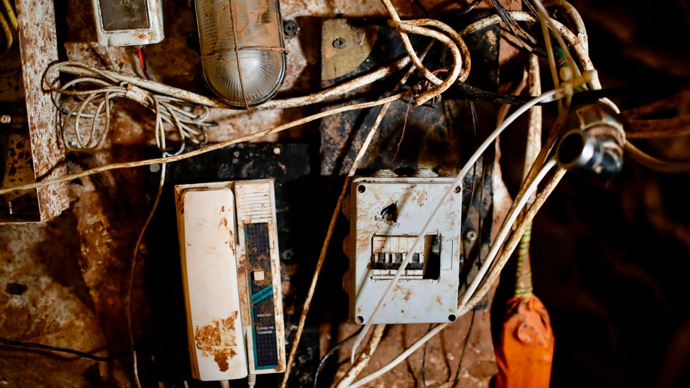 Elektrische Schalter und ein Telefon hängen in einem von der libanesischen Schiitenmiliz Hisbollah gegrabenen Tunnel: Ein Kommunikationssystem soll noch intakt gewesen sein.