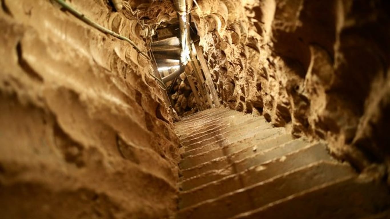 Blick in einen von der libanesischen Hisbollah gegrabenen Tunnel, der von den israelischen Streitkräften im Norden von Israel nahe der libanesischen Grenze entdeckt wurde.