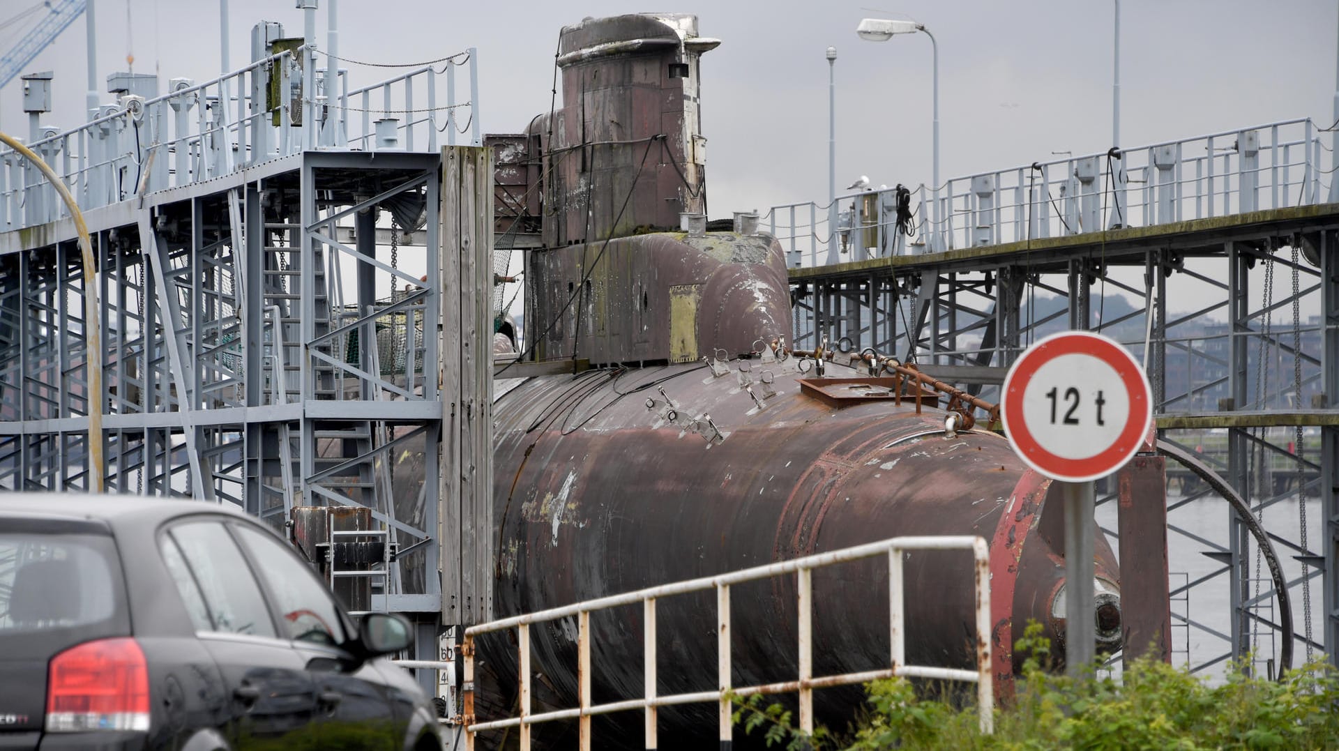 Das ausgemusterte U-Boot U-25 auf einem Ponton in Kiel: Das 1973 gebaute Boot wird über die Verkaufsagentur Vebeg zum Kauf angeboten.