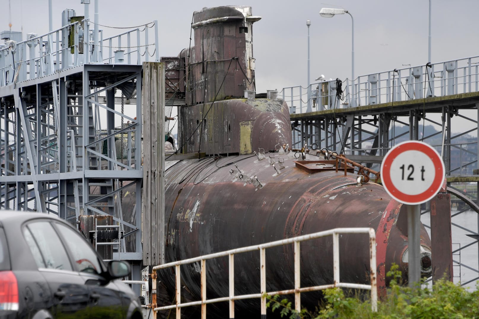 Das ausgemusterte U-Boot U-25 auf einem Ponton in Kiel: Das 1973 gebaute Boot wird über die Verkaufsagentur Vebeg zum Kauf angeboten.