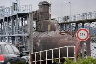 Das ausgemusterte U-Boot U-25 auf einem Ponton in Kiel: Das 1973 gebaute Boot wird über die Verkaufsagentur Vebeg zum Kauf angeboten.