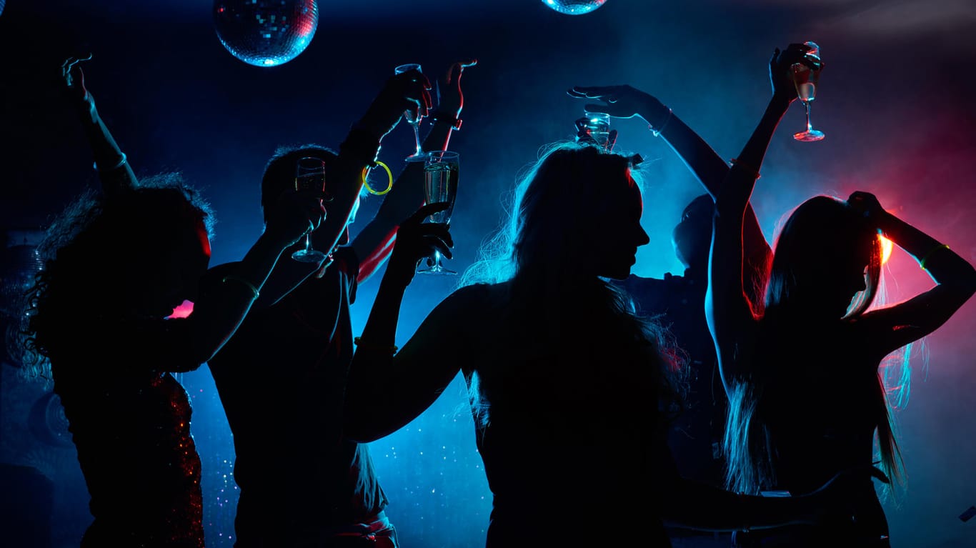 Party in einer Disco (Symbolbild): In Hamburg wurde das Tanzverbot am Karfreitag nach Angaben der Clubbetreiber ungewöhnlich streng kontrolliert.