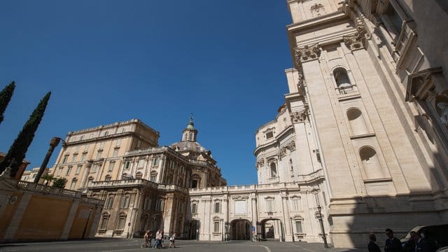 Blick auf den Petersdom im Vatikan. Blick auf den Petersdom im Vatikan.