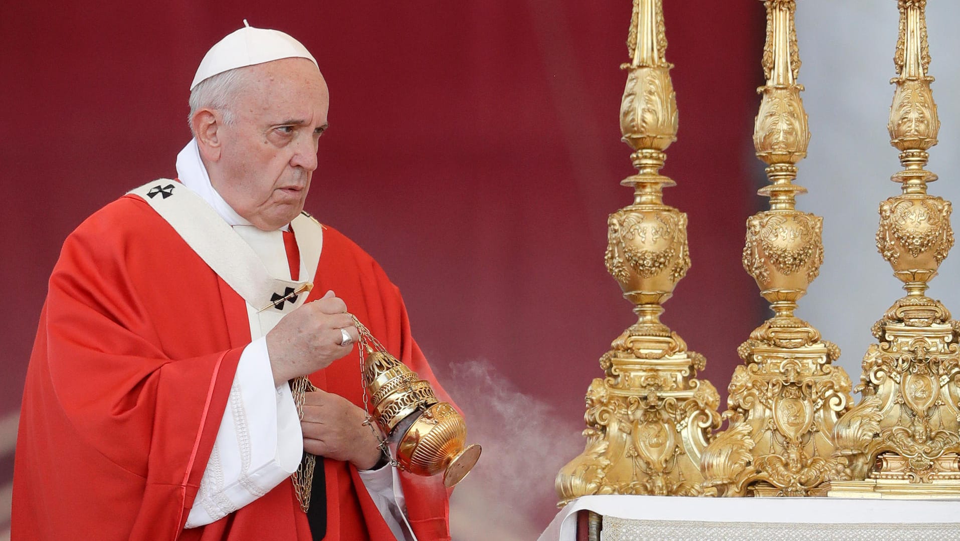 Papst Franziskus bei der Pfingstvigilmesse auf dem Petersplatz.