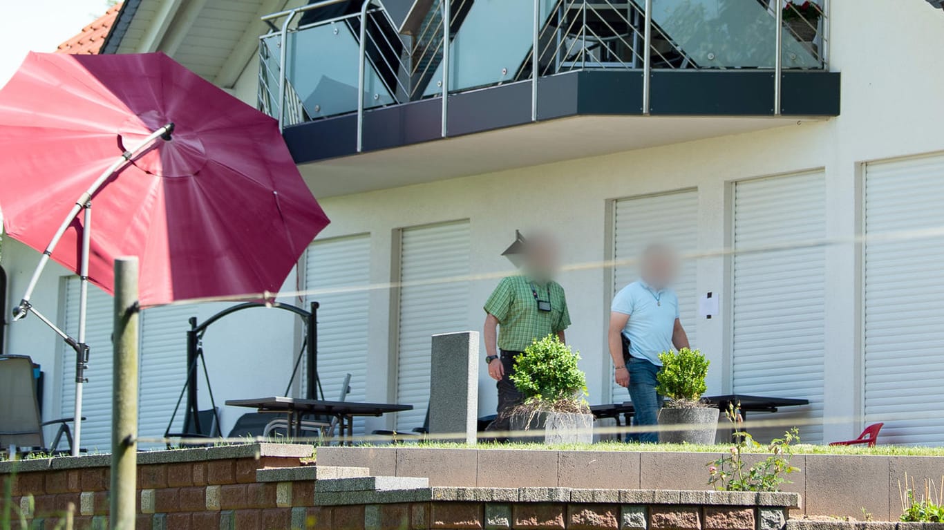 Tatort in Wolfhagen-Istha: Ermittler suchen auf der Terrasse des Hauses von Walter Lübcke nach Spuren.