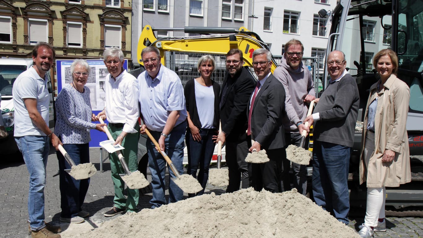 Die Bauarbeiten beginnen: Den Startschuss auf dem Wilhelmsplatz geben OB Erik O. Schulz (7.v.l.) und Kollegen.