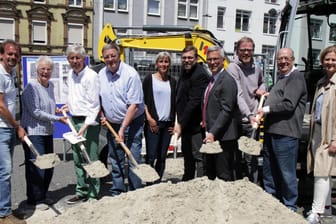 Die Bauarbeiten beginnen: Den Startschuss auf dem Wilhelmsplatz geben OB Erik O. Schulz (7.v.l.) und Kollegen.