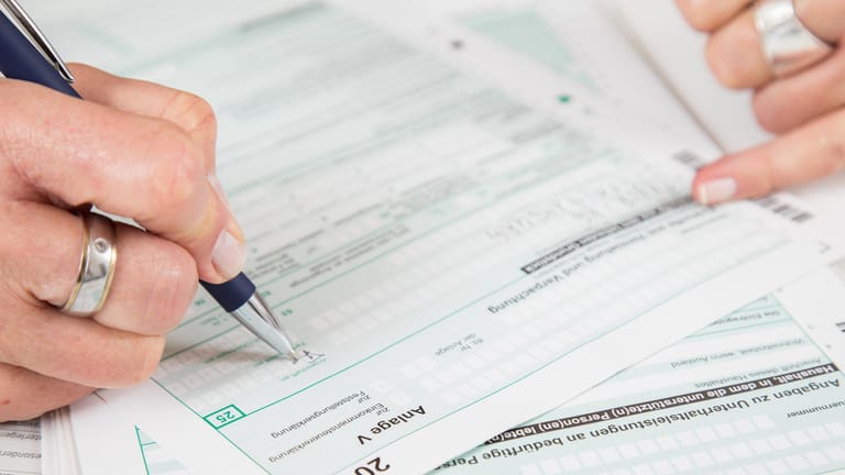Steuererklärung und Co.: Formulare von Behörden werden in Deutschland häufig analog ausgefüllt.