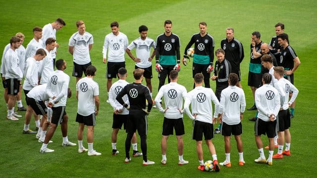 Assistenztrainer Marcus Sorg (M) spricht beim Abschlusstraining zu den Spielern. Assistenztrainer Marcus Sorg (M) spricht beim Abschlusstraining zu den Spielern.