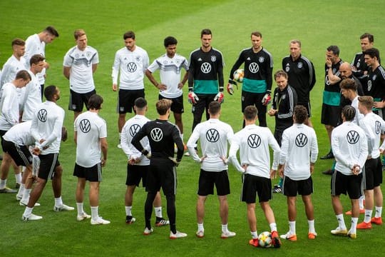 Assistenztrainer Marcus Sorg (M) spricht beim Abschlusstraining zu den Spielern.