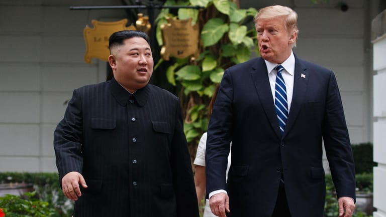 Hanoi: Kim Jong Un (l), Machthaber von Nordkorea, und Donald Trump, Präsident der USA, machen während ihres Treffens einen Spaziergang.