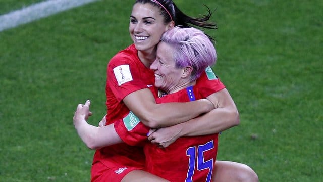 Alex Morgan feiert nach ihrem fünften Tor im Spiel gegen Thailand mit Megan Rapinoe.