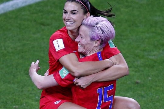 Alex Morgan feiert nach ihrem fünften Tor im Spiel gegen Thailand mit Megan Rapinoe.