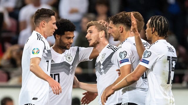 Die deutschen Spieler feiern Timo Werner (M) nach seinem Treffer zum 7:0. Die deutschen Spieler feiern Timo Werner (M) nach seinem Treffer zum 7:0.
