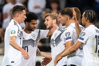 Die deutschen Spieler feiern Timo Werner (M) nach seinem Treffer zum 7:0.