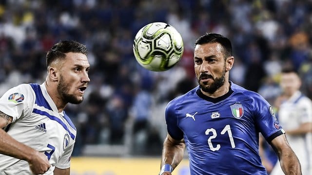 Ermin Bicakcic (l) von Bosnien-Herzegowina und der Italiener Fabio Quagliarella in Aktion.