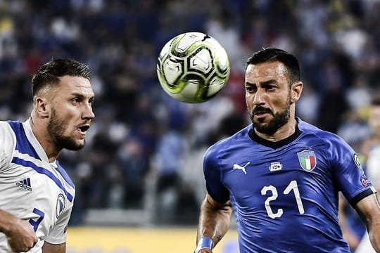 Ermin Bicakcic (l) von Bosnien-Herzegowina und der Italiener Fabio Quagliarella in Aktion.