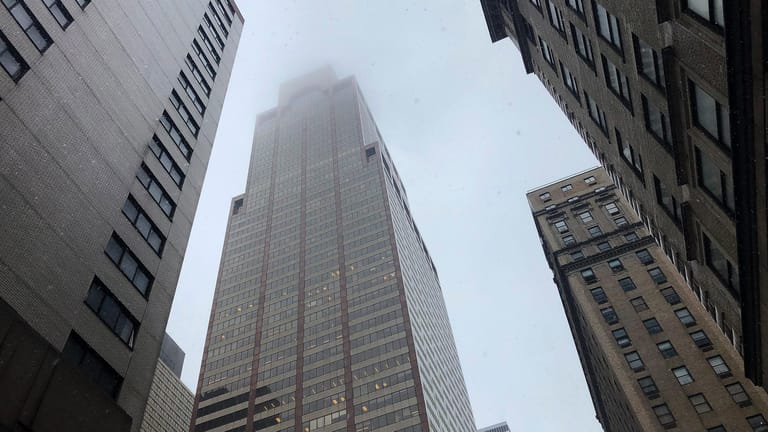 Rauch ist an der Spitze eines Hochhauses in Manhattan zu sehen. Beim Absturz eines Hubschraubers auf ein Hochhaus im New Yorker Stadtteil Manhattan ist mindestens ein Mensch ums Leben gekommen.