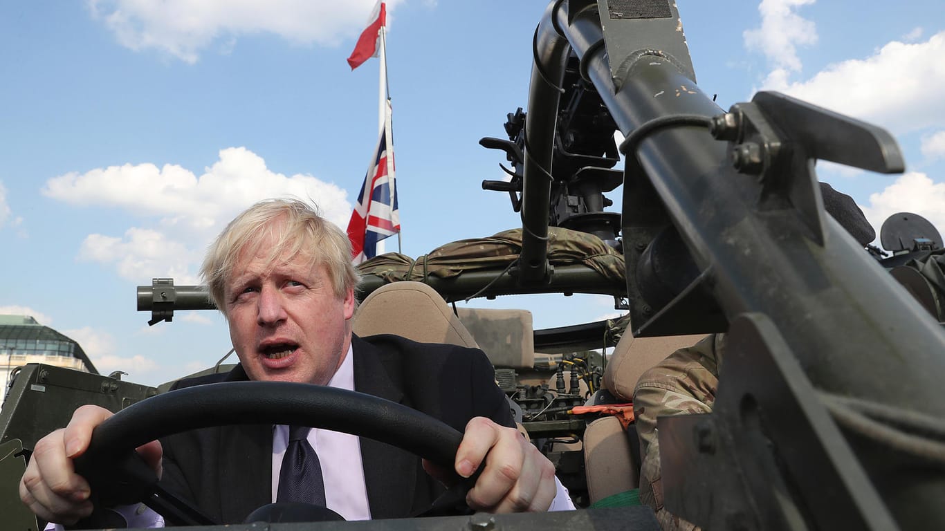 Boris Johnson bei einer Militärzeremonie.