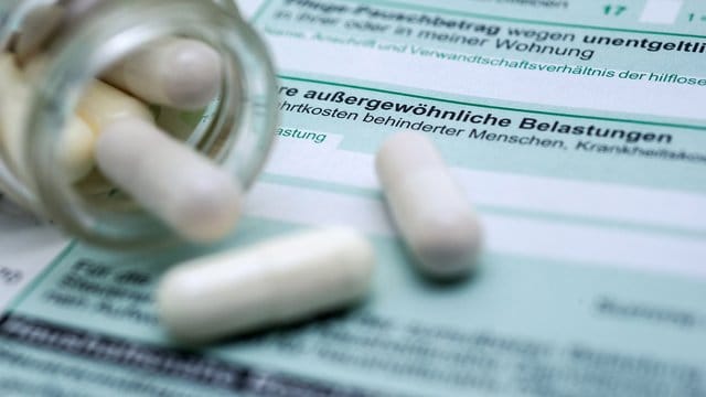 Steuererklärung und Tabletten: Wer die Kosten für eine Krankheit selbst übernimmt, sollte sie steuerlich geltend machen – bald könnte nämlich der Abzug des Eigenanteils entfallen.