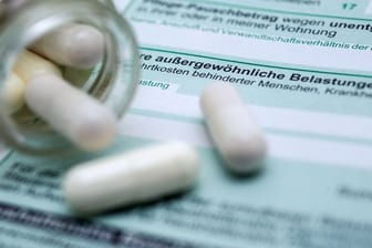 Steuererklärung und Tabletten: Wer die Kosten für eine Krankheit selbst übernimmt, sollte sie steuerlich geltend machen – bald könnte nämlich der Abzug des Eigenanteils entfallen.
