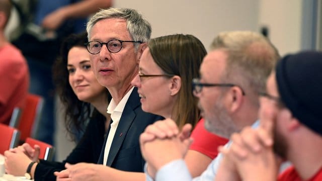 Die SPD-Landesvorsitzende Sascha Karolin Aulepp (M) und Bremens Bürgermeister Carsten Sieling (2.