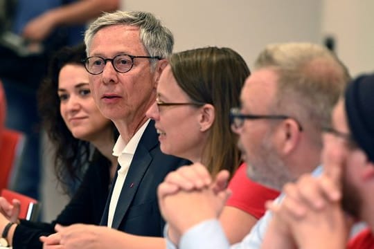 Die SPD-Landesvorsitzende Sascha Karolin Aulepp (M) und Bremens Bürgermeister Carsten Sieling (2.