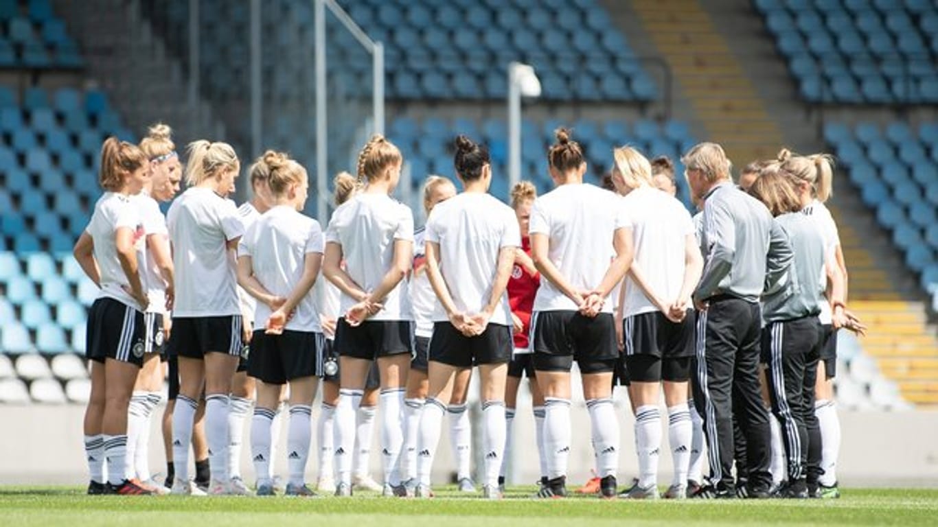 Rückt nach dem Ausfall der Spielmacherin enger zusammen: Das deutsche Frauen-Team steht beim Training im Kreis.