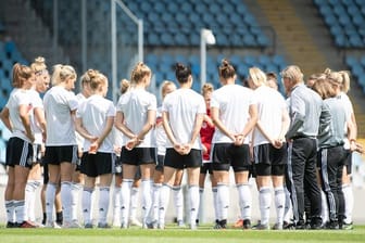 Rückt nach dem Ausfall der Spielmacherin enger zusammen: Das deutsche Frauen-Team steht beim Training im Kreis.