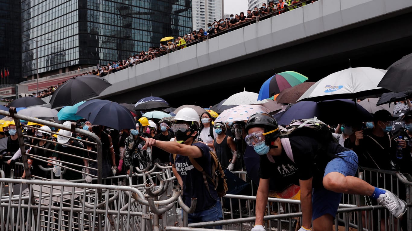 Demonstranten in Hong Kong: Bei den Protesten wurden wichtige Verkehrsadern und das Regierungsgebäude blockiert.