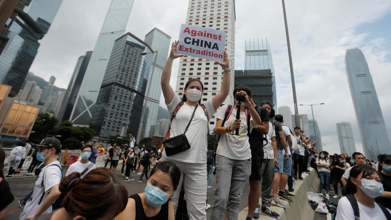 Demonstrantinnen in Hong Kong: Die Lesung über das umstrittene Gesetz ist bis auf Weiteres verschoben worden.