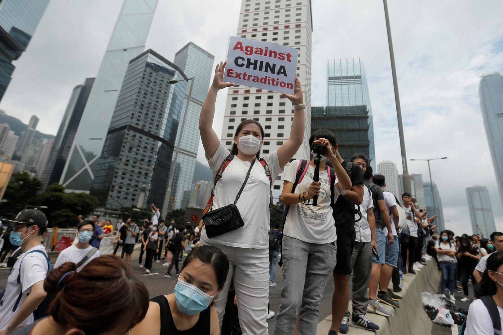 Demonstrantinnen in Hong Kong: Die Lesung über das umstrittene Gesetz ist bis auf Weiteres verschoben worden.