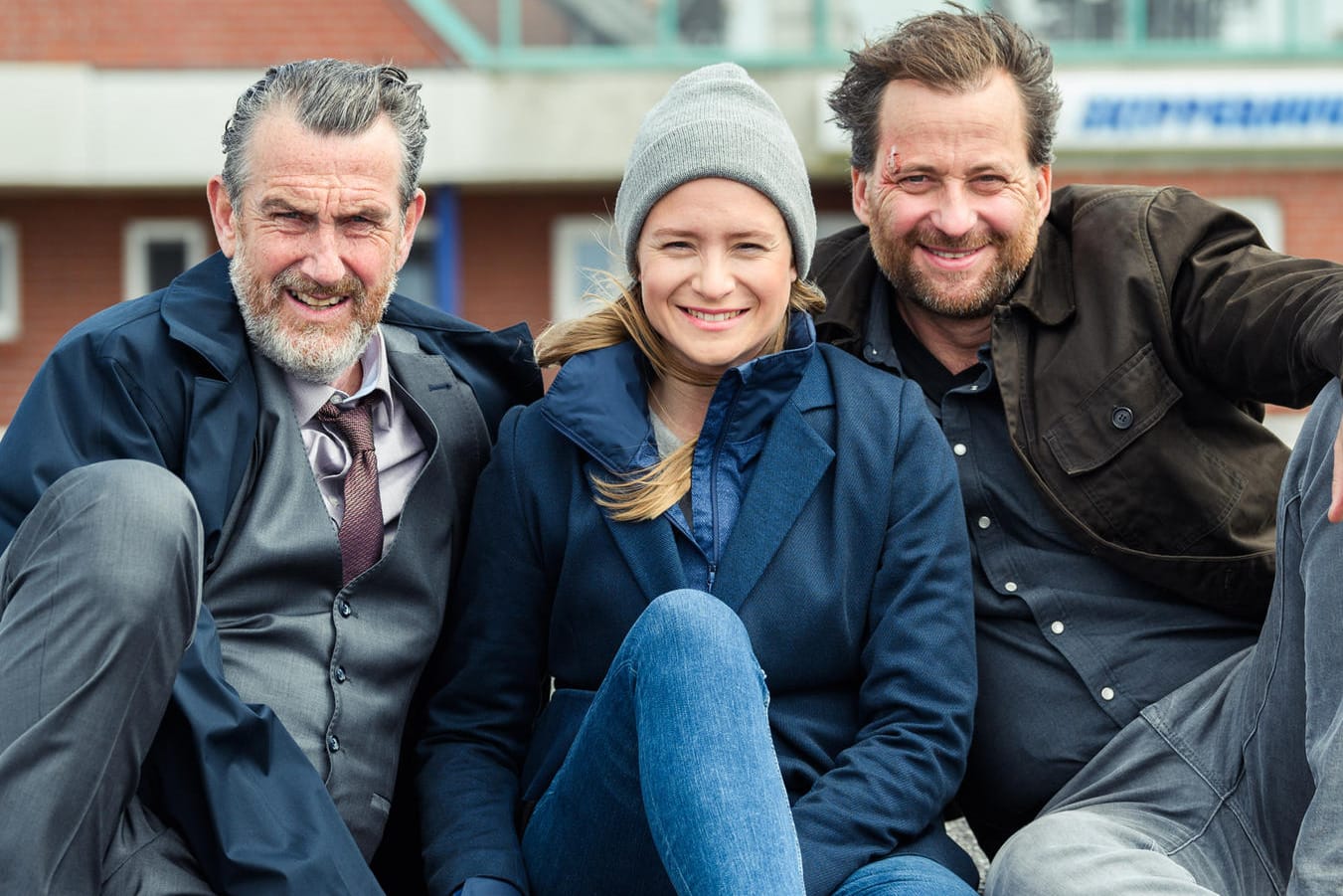 Kai Maertens (als Ubbo Heide; l-r), Julia Jentsch (als Ann Kathrin Klaasen) und Christian Erdmann (als Frank Eller): Sie spielen zusammen im Samstagskrimi "Ostfriesengrab".