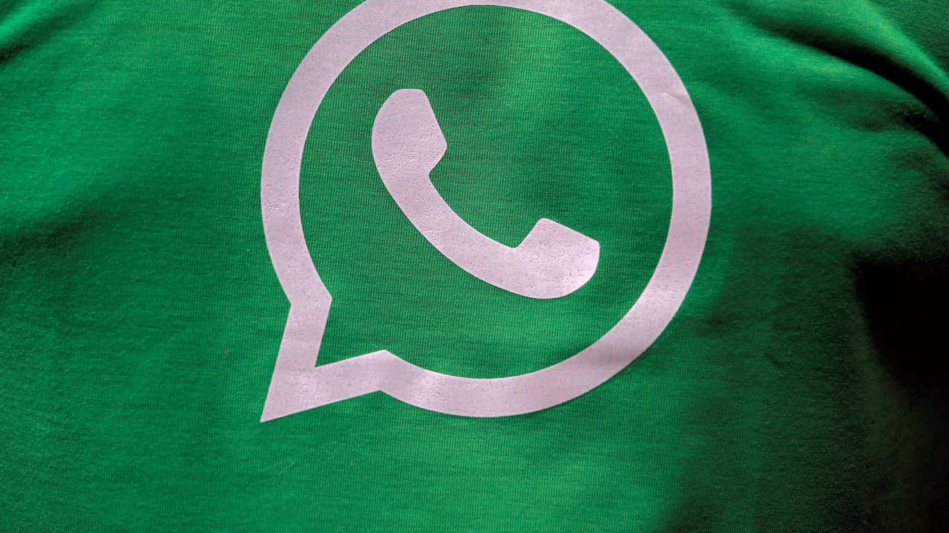 Das WhatsApp-Logo ist auf einem T-Shirt zu sehen: Der Messenger ist standardmäßig verschlüsselt.