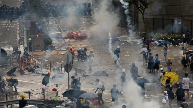 Nach den Ausschreitungen und dem Polizeieinsatz sieht es im Zentrum Hongkongs aus wie auf einem Schlachtfeld. Nach den Ausschreitungen und dem Polizeieinsatz sieht es im Zentrum Hongkongs aus wie auf einem Schlachtfeld.