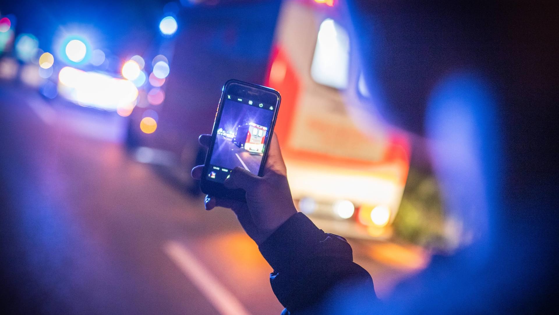 Gaffer filmt Rettungseinsatz: Auf der A3 bei Würzburg hat die Polizei Geldstrafen gegen 13 Personen verhängt. (Symbolfoto)