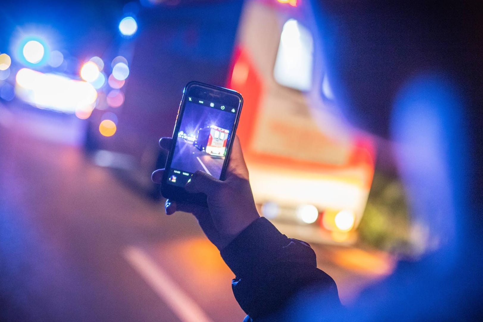 Gaffer filmt Rettungseinsatz: Auf der A3 bei Würzburg hat die Polizei Geldstrafen gegen 13 Personen verhängt. (Symbolfoto)