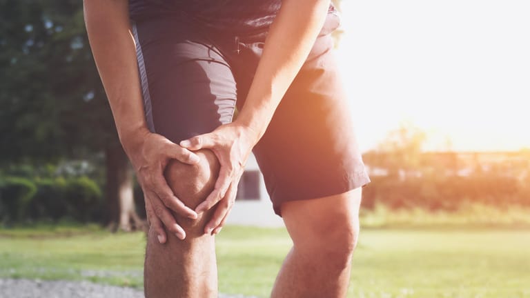 Sportler hält sich das Knie: Plötzliche Schmerzen beim Laufen sind nicht ungewöhnlich.