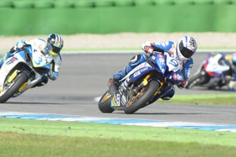 Zwei Motorrad-Piloten bei einem Supersport-600-Rennen (Symbolbild): Dennis Lippert kam nach einem Sturz ums Leben.