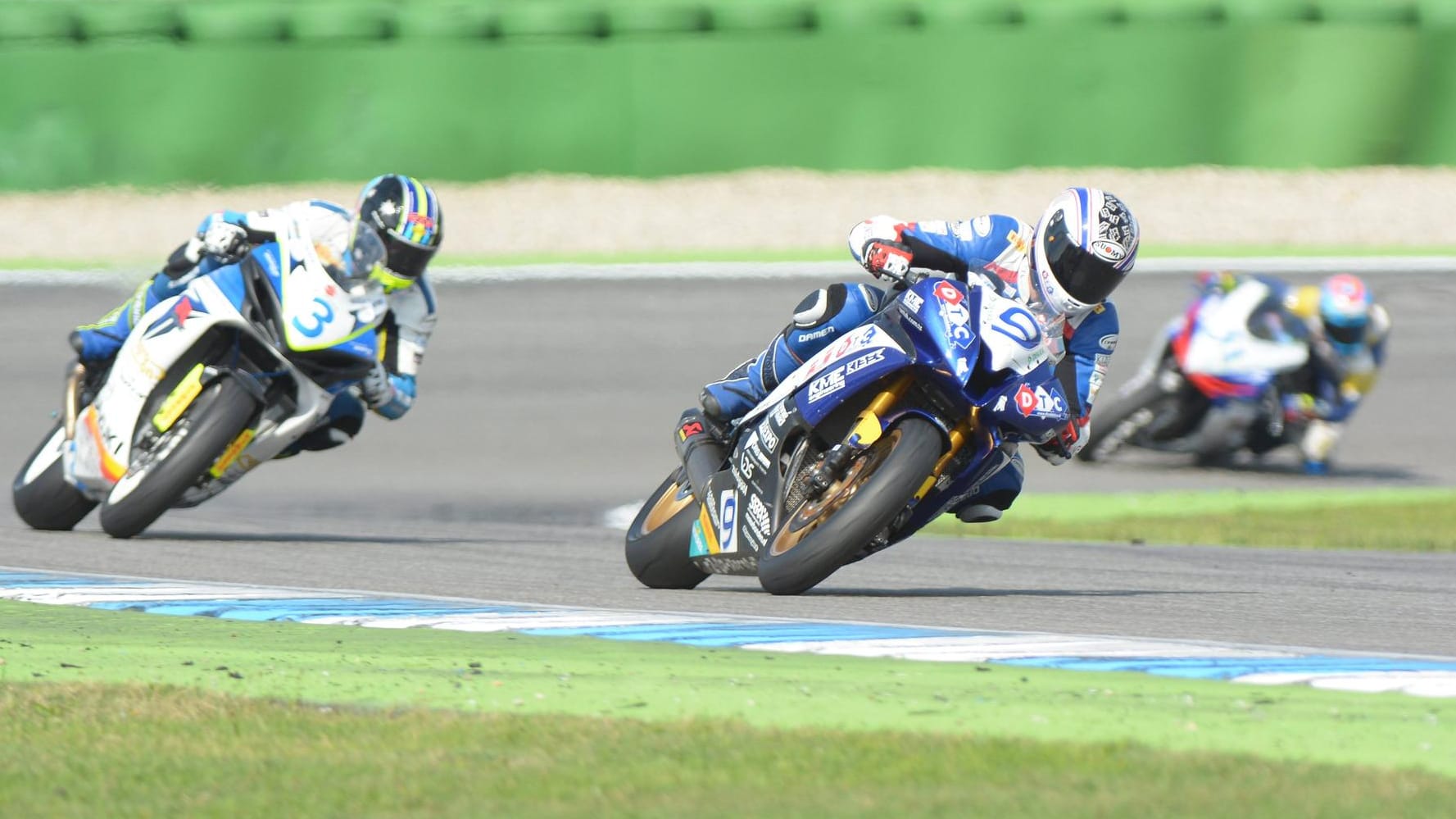 Zwei Motorrad-Piloten bei einem Supersport-600-Rennen (Symbolbild): Dennis Lippert kam nach einem Sturz ums Leben.