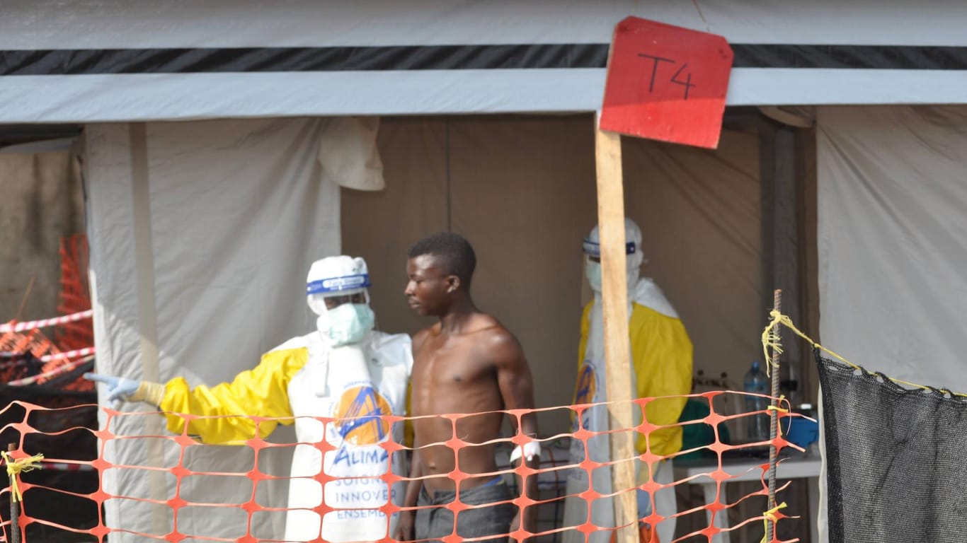 Ebola-Behandlung im Kongo: Nun hat das lebensgefährliche Virus auch Uganda erreicht. (Archivbild)