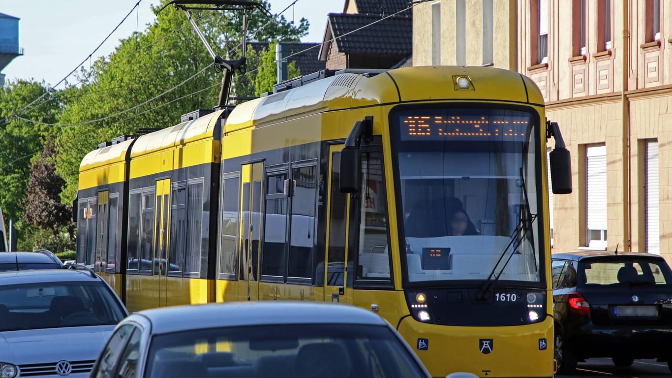 Eine Straßenbahn fährt durch die Stadt (Symbolbild): Am Montag wurde eine Frau von einer Straßenbahn erfasst.