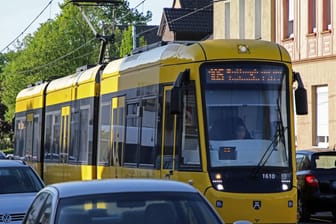 Eine Straßenbahn fährt durch die Stadt (Symbolbild): Am Montag wurde eine Frau von einer Straßenbahn erfasst.